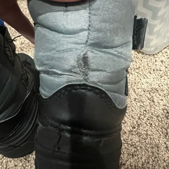 Toddler size 9 snow boots - Picture 6 of 8